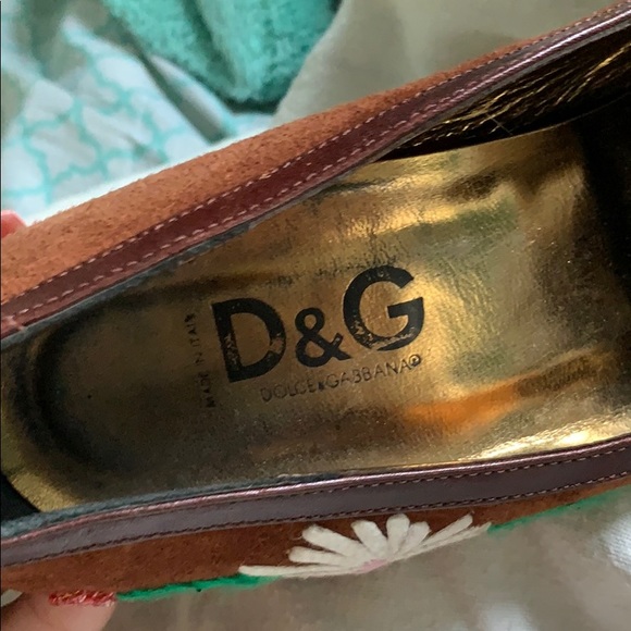 Dolce & Gabbana Floral Embroidered Pumps - Picture 2 of 8